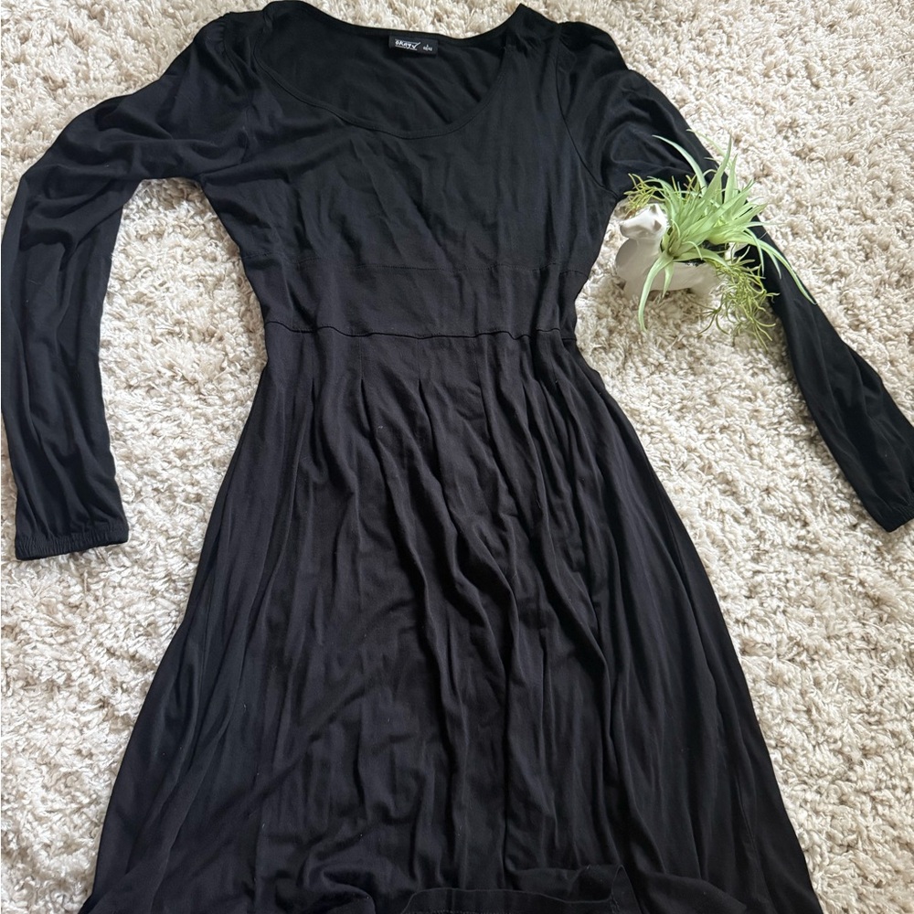 Black midi dress with long sleeves, ideal for casual or going out occasi…